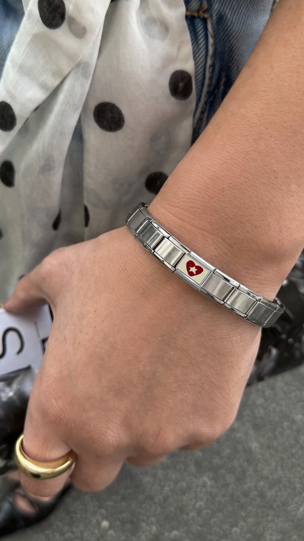 charm red star